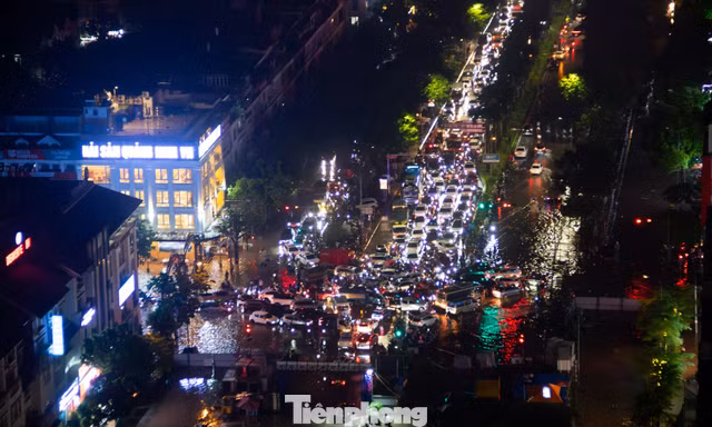 Người dân bì bõm lội nước về nhà, Đại lộ Thăng Long ùn tắc kéo dài 