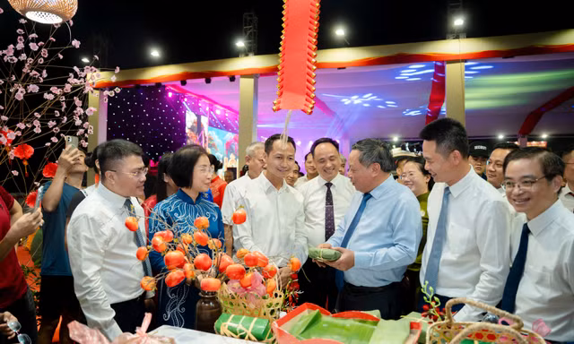 Gần 1.000 dòng sản phẩm hội tụ tại Lễ hội vinh danh làng nghề Phú Xuyên