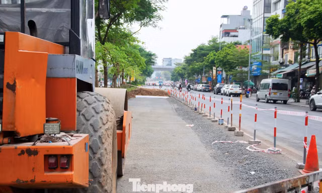 Hà Nội: Xén dải phân cách, mở rộng tuyến đường 'đắt nhất hành tinh' 