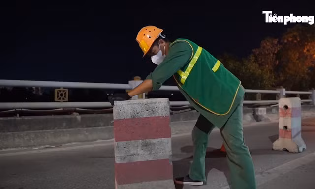 Cầu Thanh Trì lắp dải phân cách cứng liên tục giữa hai làn xe