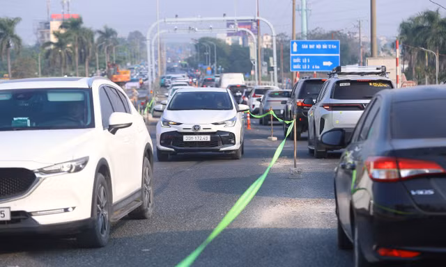 Cầu Thăng Long dỡ rào chắn từ đêm 29/10, xe tải trên 2 tấn được lưu thông