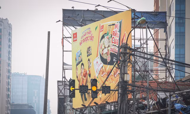 'Ngộp mắt' với ma trận biển quảng cáo tràn lan phố phường Thủ đô