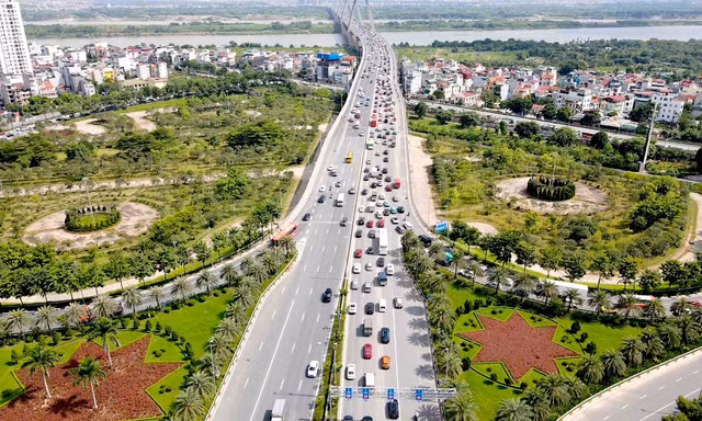 Cầu Nhật Tân trước ngày thí điểm: Dòng xe ùn ứ theo vạch đo cự ly an toàn