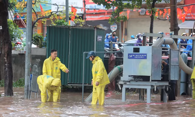 Đợt ngập diện rộng thử thách hạ tầng thoát nước Hà Nội