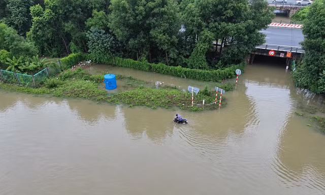 Hà Nội tạnh ráo nhiều ngày, đường gom Đại lộ Thăng Long vẫn ngập gần 1m