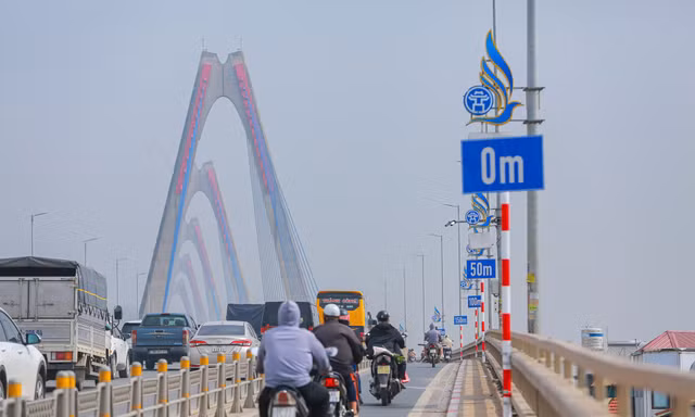Hà Nội nói gì về các mốc giữ khoảng cách trên cầu Nhật Tân?