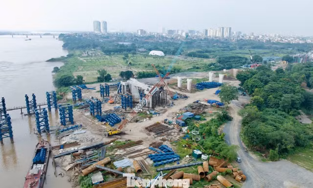 Tạm đóng đường đê Long Biên - Xuân Quan vào ban đêm để thi công cầu Trần Hưng Đạo