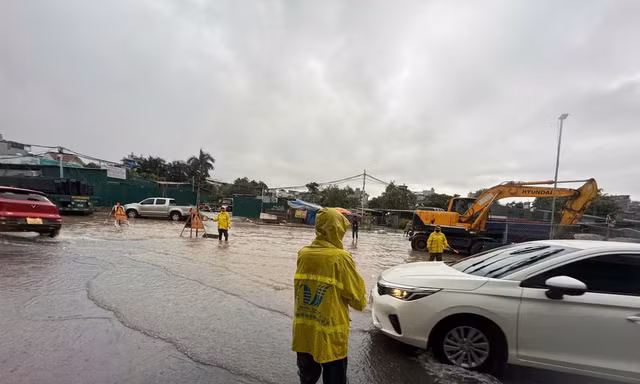 Hà Nội mưa lớn, ngập nhiều tuyến phố và hầm chui, giao thông cao điểm khó khăn