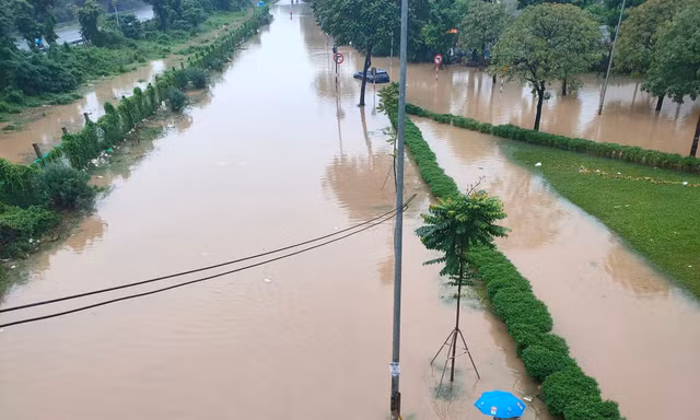 Đại lộ Thăng Long ngập sâu 1 m