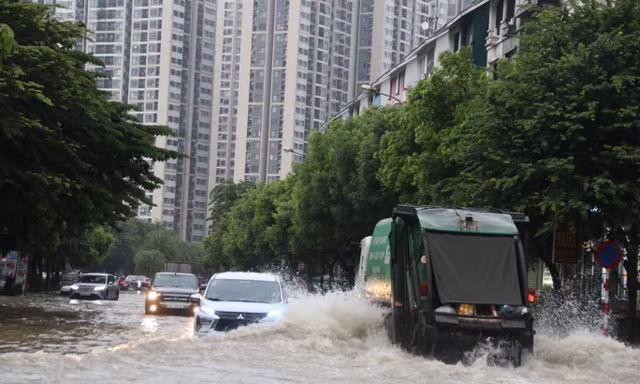 Hà Nội: Mưa lớn dồn dập, nhiều tuyến phố ngập sâu