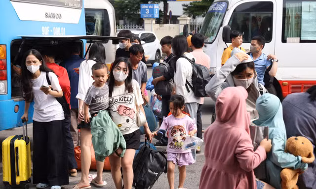 Kết thúc nghỉ lễ, bến xe Hà Nội chật kín hành khách trở lại Thủ đô