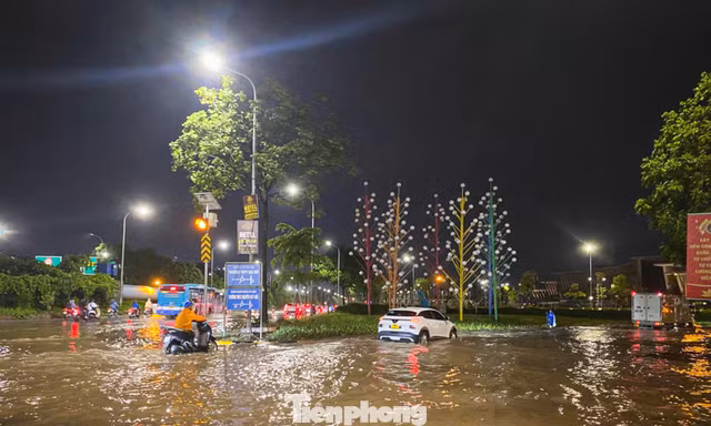 Đường phố Hà Nội ngập sâu sau cơn mưa giải nhiệt, người dân chật vật về nhà