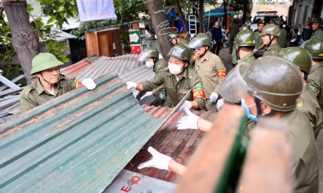 Chợ cá Yên Sở bị giải tỏa vẫn tấp nập, Hà Nội lập tức ra quân xử lý