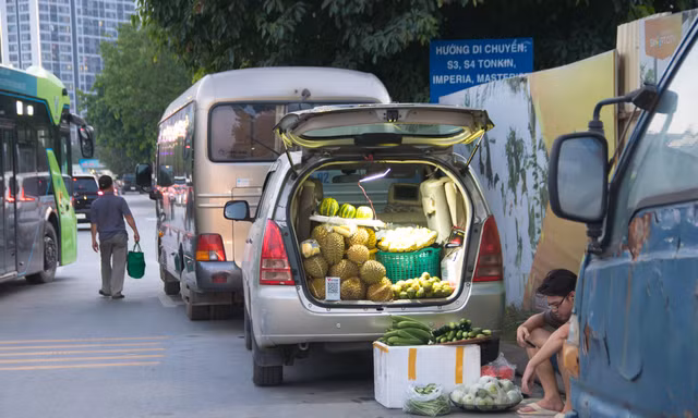 Muôn kiểu bán hàng 'du kích' thời dẹp vỉa hè Hà Nội