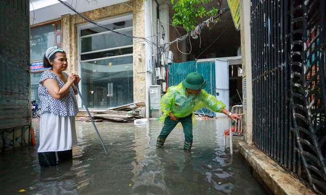 Hà Nội: Vì sao khu vực Giang Văn Minh ngập sâu, nhiều giờ chưa rút hết nước?