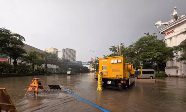 Hà Nội: Hơn 10 điểm bị dềnh nước sau mưa lớn 