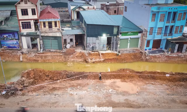 Bẫy hố sâu ngổn ngang ven nhà dân khi thi công mở rộng Quốc lộ 6