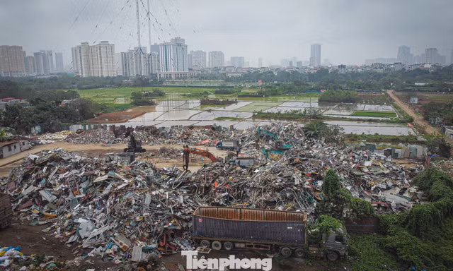 ‘Núi’ phế liệu trên khu đất nông nghiệp rộng 4,3ha ở Hà Nội