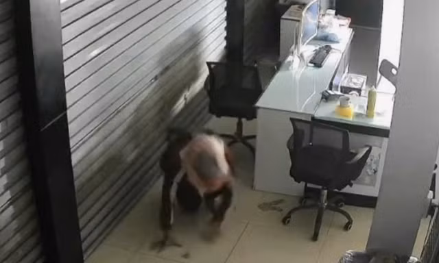 Kẻ bịt mặt từ trần nhà đột nhập cửa hàng điện thoại trộm cắp tài sản