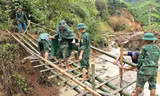 Hình ảnh bộ đội mở đường tạm, di chuyển người và tài sản khỏi vùng lũ ở Sơn La
