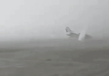 Gió giật 120 km/h quét qua sân bay Ý, máy bay bị lật ngửa