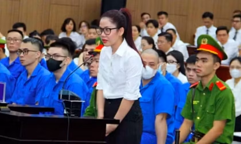 Tượng mèo bằng vàng nặng 5,8 kg ở nhà bạn gái Mr Pips có thể mang ý nghĩa gì?