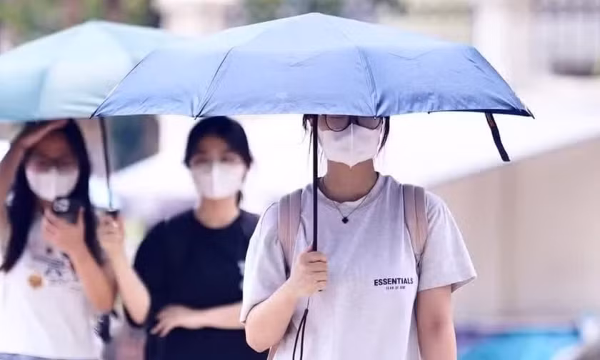 Hà Nội trời nắng và khá nóng vào buổi trưa trong những ngày cuối tháng 9