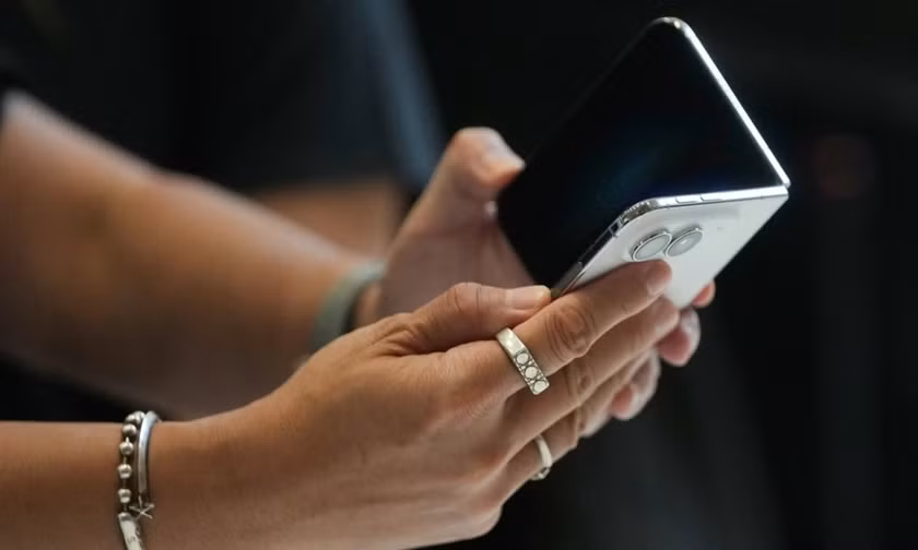 iPhone Duo không có khe SIM vật lý và chỉ hỗ trợ eSIM