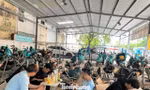 Nở rộ hàng quán kiêm trạm sạc xe điện ở TPHCM: Chỉ 15.000 đồng/lần sạc, ngủ võng mát lạnh