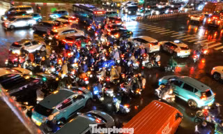Đường phố ngập sâu, giao thông TPHCM rối loạn trong cơn mưa lớn giờ tan tầm
