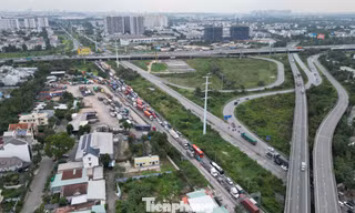 Ngày đầu nghỉ lễ, cửa ngõ phía Đông TP. HCM ùn ứ, xe nối dài lên cao tốc