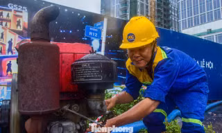 Công nhân dầm mưa bơm nước 'giải cứu' ngập chân cầu Ba Son