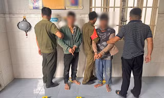 Mật phục xuyên đêm bắt 2 người nước ngoài chuyên vượt biên vào Việt Nam trộm xe máy