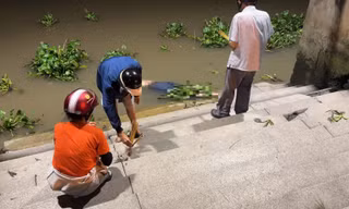 Hai thi thể dạt vào bờ sông Sài Gòn, một người mang theo cục bê tông