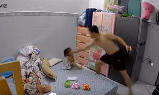 Vụ bé gái bị bạo hành ở TPHCM: Vì sao người mẹ chưa trình báo ngay?