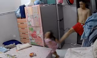 [Clip] Bé gái 3 tuổi ở TPHCM bị chồng hờ của mẹ đánh đập, bóp cổ gây phẫn nộ 