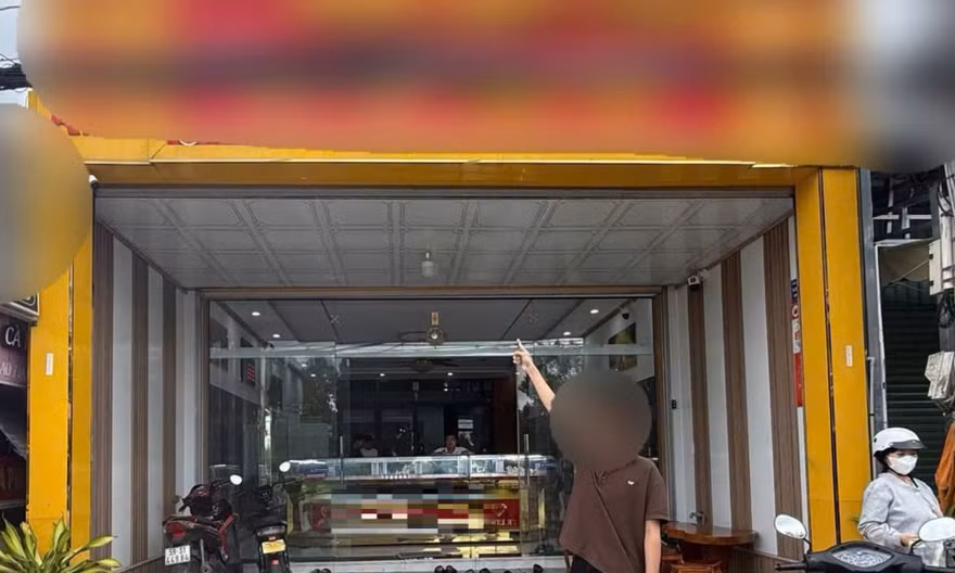 Giả làm khách mua hàng rồi cướp giật lắc vàng