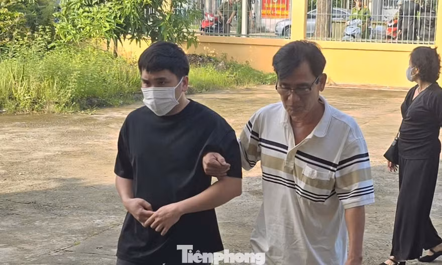 Tài xế trong vụ tai nạn làm nữ sinh tử vong ở Vĩnh Long được dìu tới toà