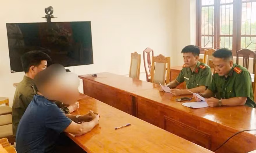 Công an xã Lục Ngạn làm việc với ông G.V.T. Ảnh: Công an xã Lục Ngạn.