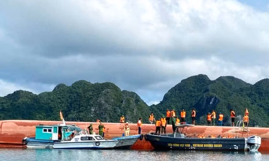 Khởi tố thuyền trưởng đi lệch luồng, va đá ngầm khiến 2 người tử vong