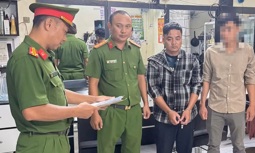 Công an Vĩnh Long khởi tố 4 bị can bắt giữ người trái pháp luật liên quan vụ bắt người ép viết giấy nợ, thu giữ tang vật chứng minh hành vi phạm tội.