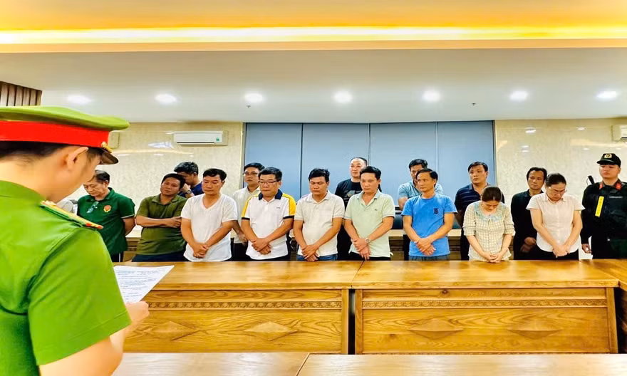Khởi tố nhóm cán bộ nhận hối lộ để làm ngơ, hợp thức hóa và cấp điện nước cho công trình vi phạm