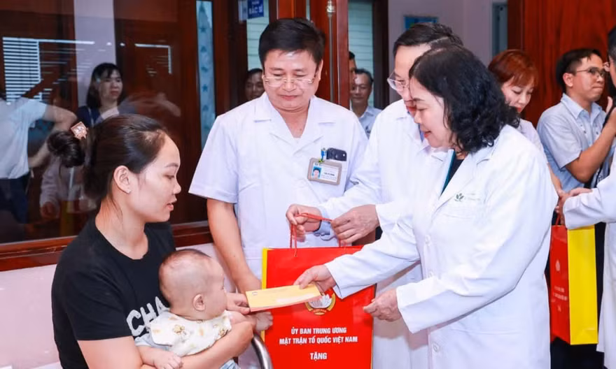 Chủ tịch Ủy ban Trung ương MTTQ Việt Nam Bùi Thị Minh Hoài tặng quà Trung thu cho bệnh nhi 