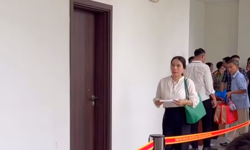 Vụ Hiệu trưởng thu 15.000 đồng/tiết học thêm: An ninh thắt chặt, âm thanh phòng báo chí bị ngắt