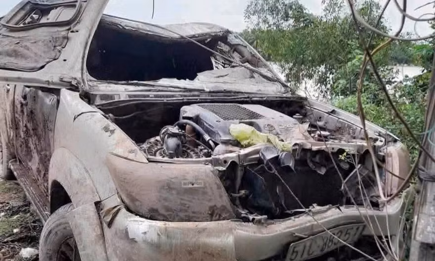 Lai lịch xe bán tải dưới kênh, bên trong có xương người