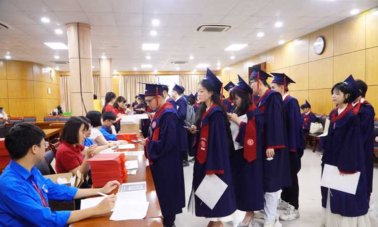 Theo khảo sát của PV Tiền Phong, các trường đại học tại Việt Nam hiện nay có tỷ lệ sinh viên tốt nghiệp loại Giỏi và Xuất sắc rất cao (tình trạng lạm phát điểm số). Ảnh minh họa