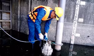 Người thợ bền bỉ khơi thông từng cửa xả được trao danh hiệu ‘Công dân Thủ đô ưu tú’