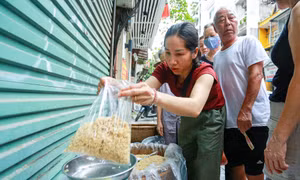 Người dân Hà Nội tất bật mua sắm trong ngày Tết Đoan Ngọ