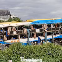 NÓNG 17/7: Phút bàng hoàng của hai vợ chồng nhân chứng vụ xe khách lao khỏi cao tốc ở Hà Nội