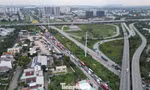 Ngày đầu nghỉ lễ, cửa ngõ phía Đông TP. HCM ùn ứ, xe nối dài lên cao tốc